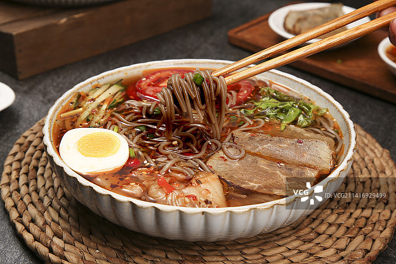 木底上的一碗冷面图片素材