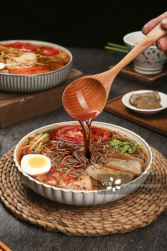 木底上的一碗冷面图片素材