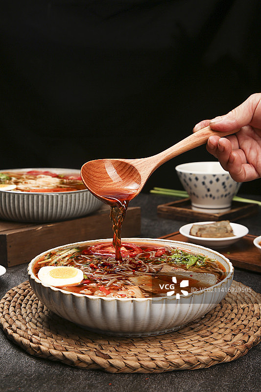 木底上的一碗冷面图片素材