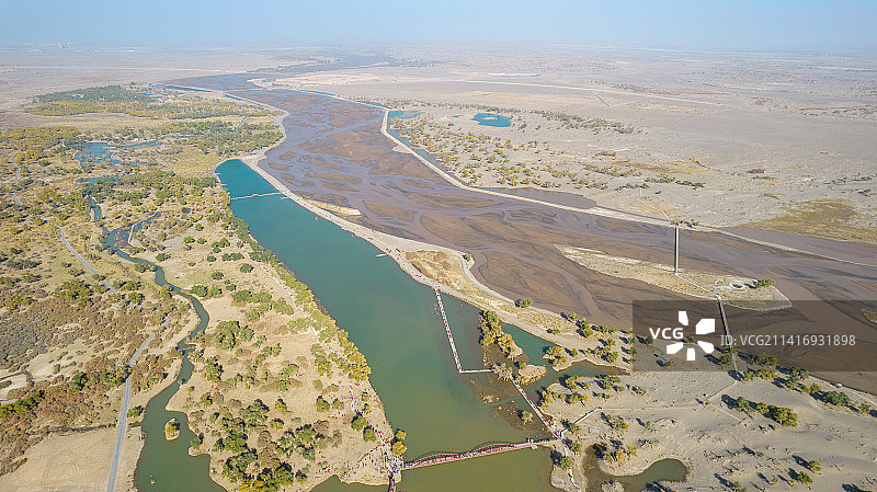 中国第二大内陆河黑水河流经戈壁滩图片素材