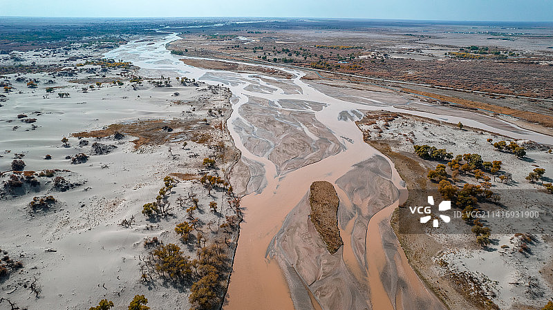 中国第二大内陆河黑水河流经戈壁滩图片素材