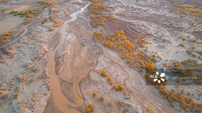 中国第二大内陆河黑水河流经戈壁滩图片素材