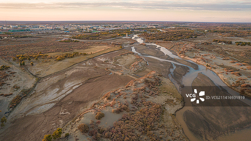 中国第二大内陆河黑水河流经戈壁滩图片素材