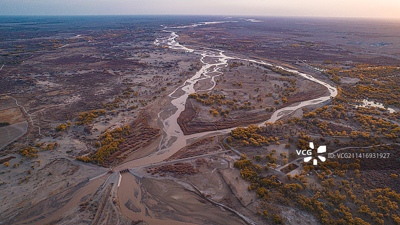 中国第二大内陆河黑水河流经戈壁滩图片素材