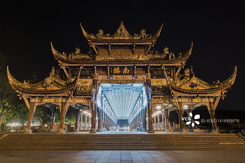成都都江堰南桥的夜景图片素材