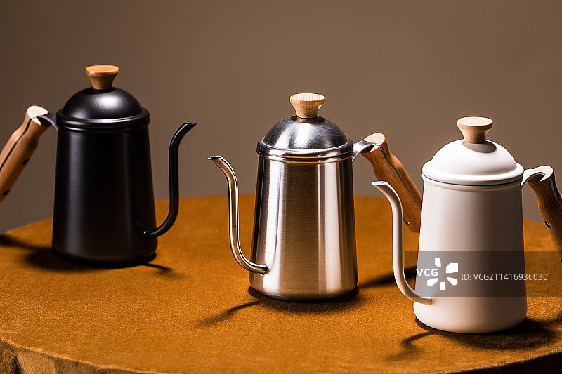 咖啡馆餐桌上的手冲咖啡器具滤杯分享壶图片素材