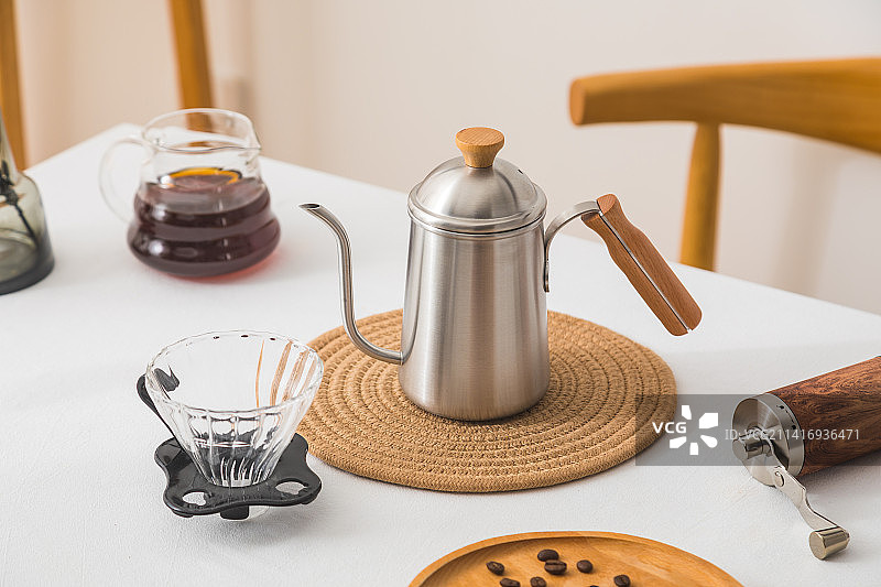 咖啡馆餐桌上的手冲咖啡器具手冲壶图片素材