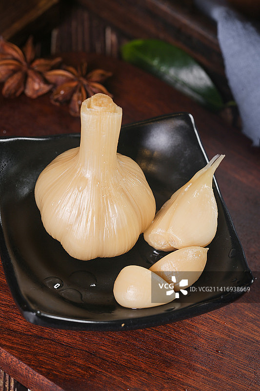 深底上的糖蒜图片素材