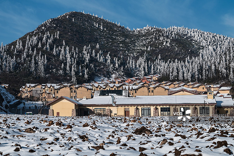 飘雪的村庄（重庆丰都县南天湖景区）图片素材