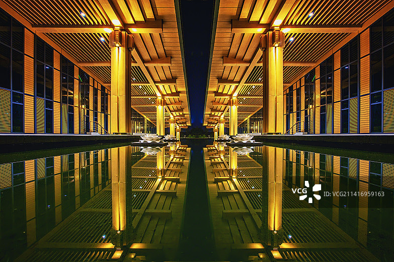 夜色光影中的长廊+牛首山（南京）图片素材