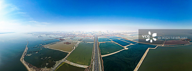 中国山西省运城市盐湖与城市天际线图片素材