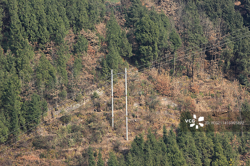 山村里的高压输电线路图片素材