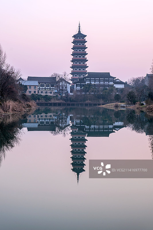 冬日傍晚晚霞中的大明寺栖灵塔风格图片素材