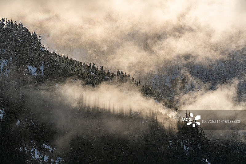 Misty Ice Mountain in the Morning 雪山晨雾图片素材