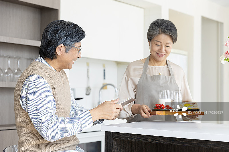 老年夫妇在家吃早餐图片素材