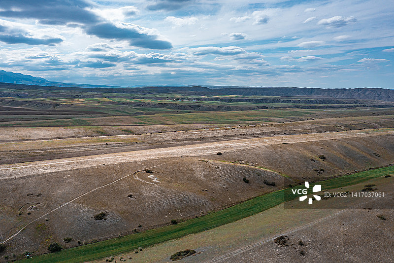 航拍 ：新疆乌鲁木齐县 天山脚下的村庄 草原风光图片素材