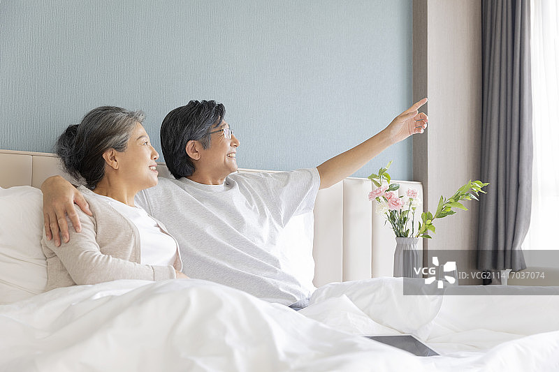 老年夫妻在卧室聊天图片素材