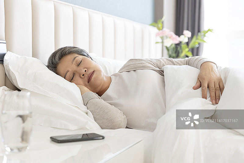 老年女人在卧室睡觉图片素材