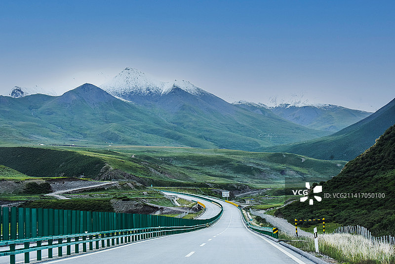 青海果洛州阿尼玛卿冰川图片素材