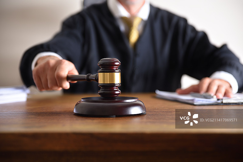 法官在西班牙用木槌判刑特写图片素材