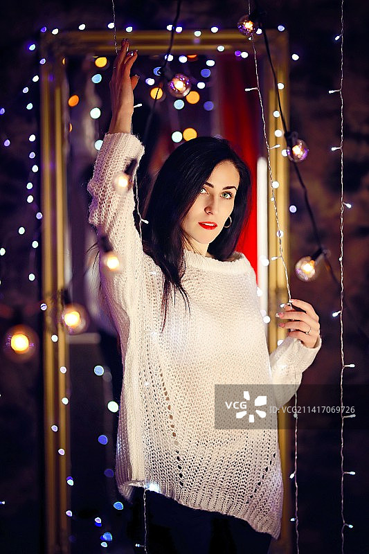 年轻女子在立陶宛克莱佩达市灯光前图片素材