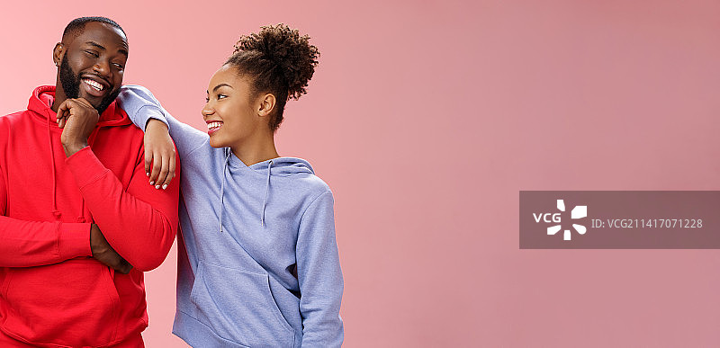 两个好朋友，男人微笑，女人靠在他的肩膀上，玩得很开心图片素材