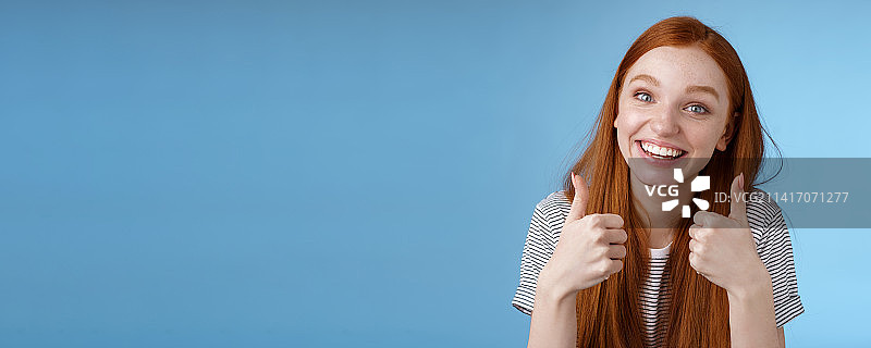 支持性可爱的欧洲红发女孩图片素材