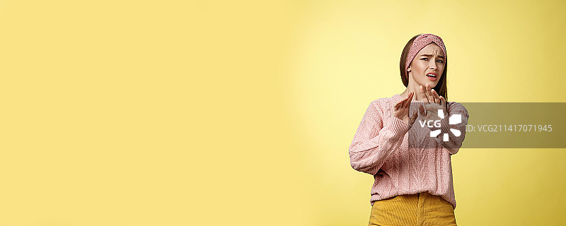 可爱的欧洲女学生后退，畏缩图片素材