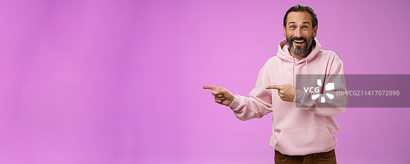 穿着时尚的快乐成熟男士图片素材