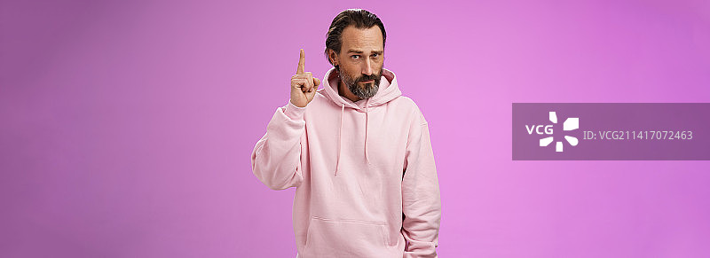 表情严肃、有型的络腮胡父亲正在教训孩子图片素材