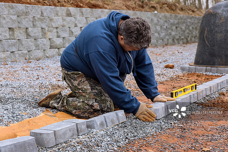 建筑工地上的建筑工人正在安装图片素材