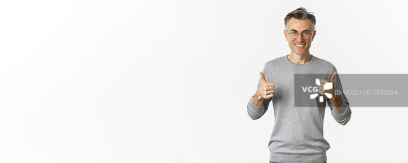 自信满意的中年男人微笑图像图片素材