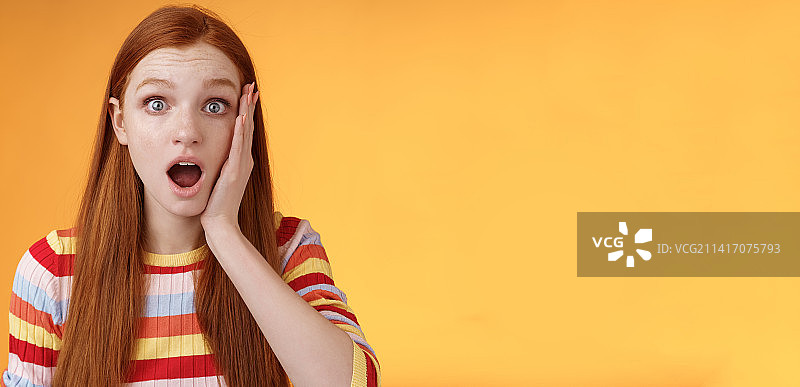 惊讶的姜发女孩张口结舌，惊呆了图片素材