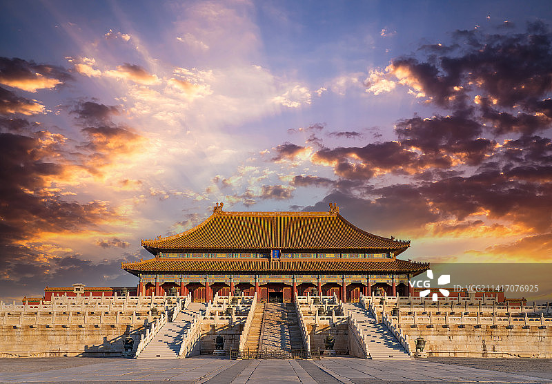 日落晚霞中的故宫太和殿图片素材