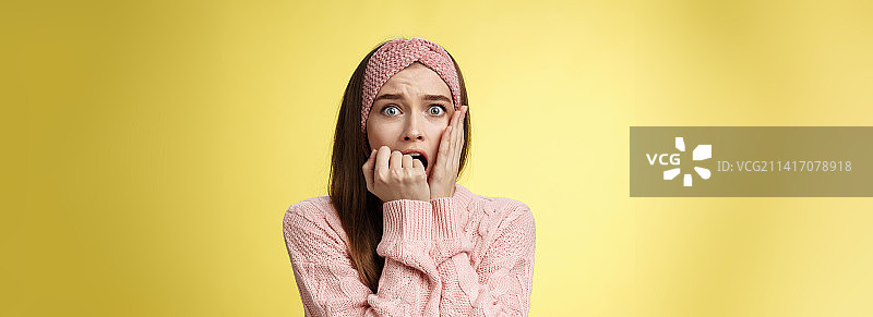 震惊、害怕、惊呆了的可爱胆小女孩惊慌失措地站着图片素材