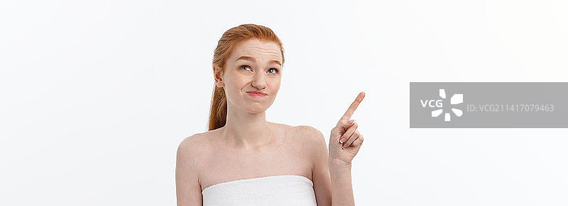 面露担忧和震惊，用食指指着的白人可爱女孩图片素材