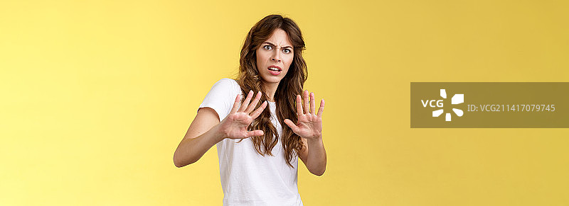 不悦的严肃女子图片素材