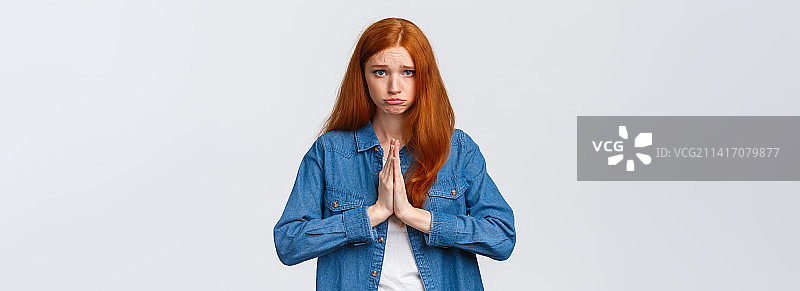 可爱的红发女孩道歉的半身像图片素材