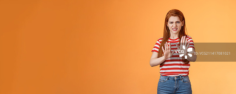 红发挑剔女人捂鼻厌恶表情图片素材