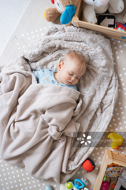 可爱的男婴在游戏垫上睡觉图片素材