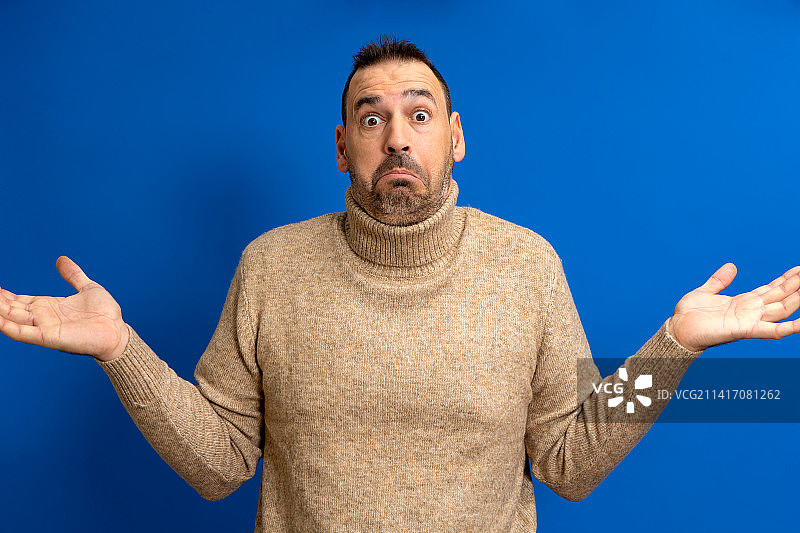 犹豫不决、困惑的时尚胡须男，充满疑虑图片素材