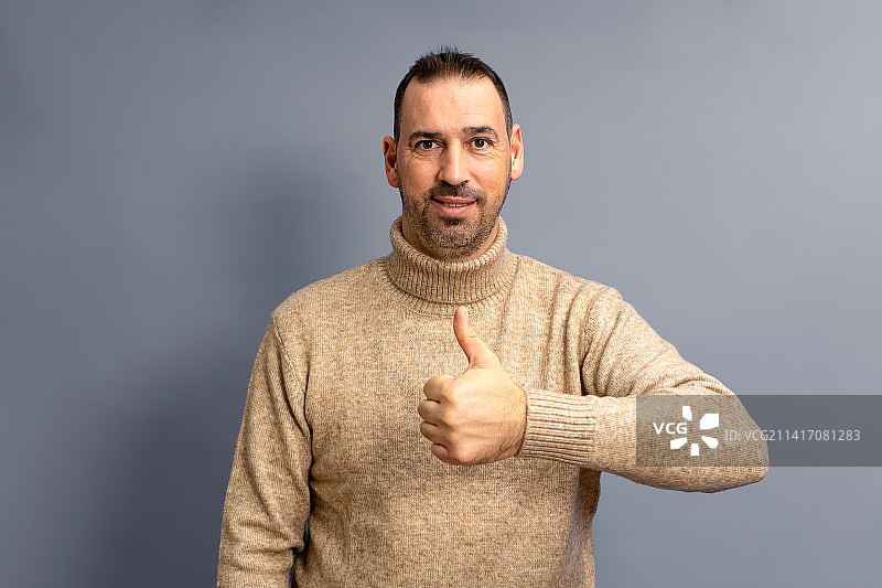 身穿休闲毛衣的帅气西班牙裔男士图片素材