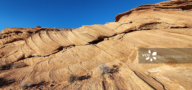 低角度视图的岩层对清晰的蓝天图片素材