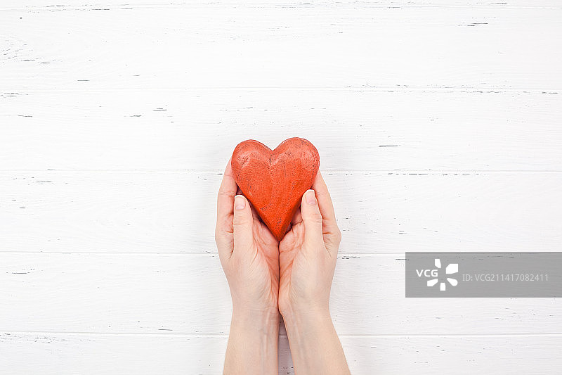 女子在桌子上用手摆出心形，克罗地亚普拉图片素材