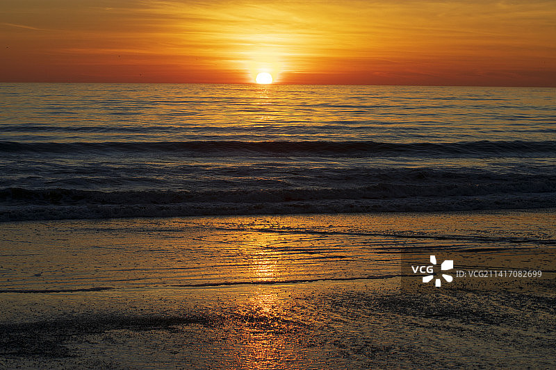 美国加利福尼亚州马里布日落时分的海景图片素材