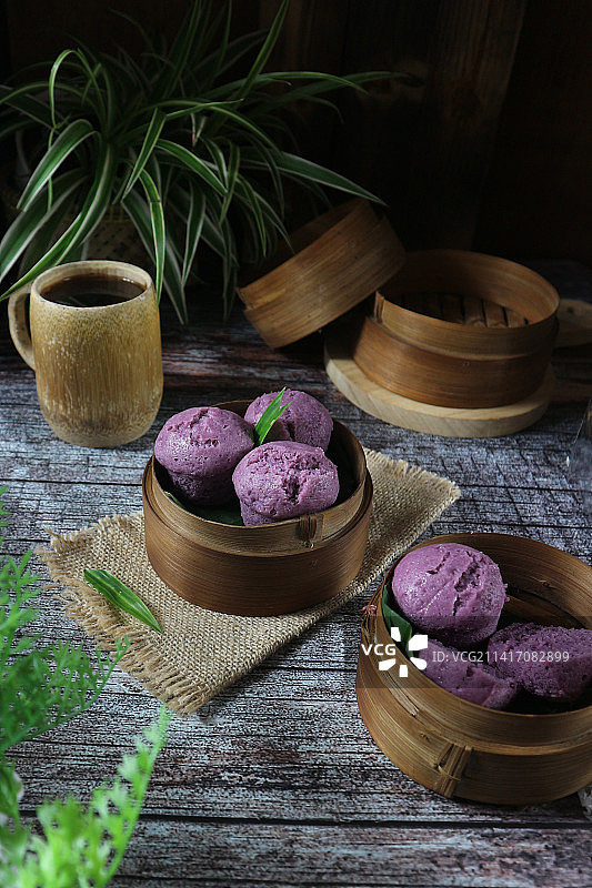 竹蒸笼里的印尼紫色蒸糕，印度尼西亚苏默当图片素材