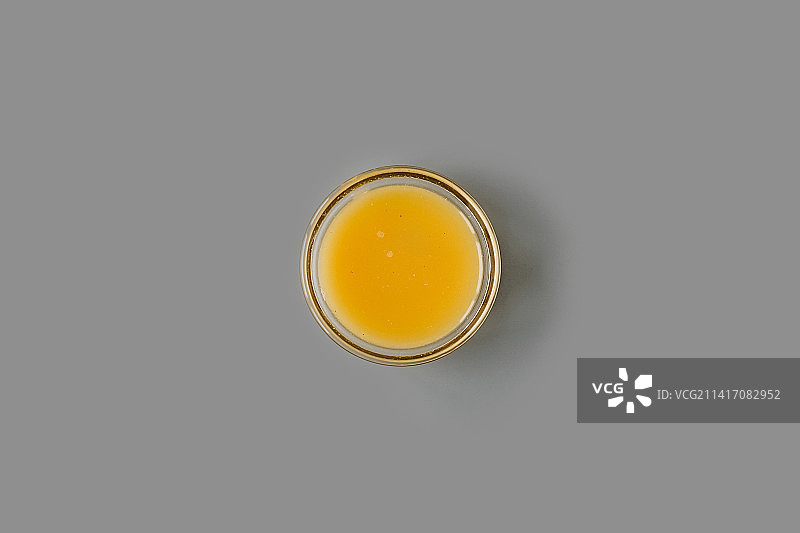 灰色背景上的肉汁船和芥末小吃，俄罗斯图片素材