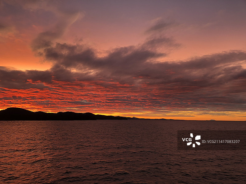 加拿大不列颠哥伦比亚省梅恩岛日落时壮观海景图片素材