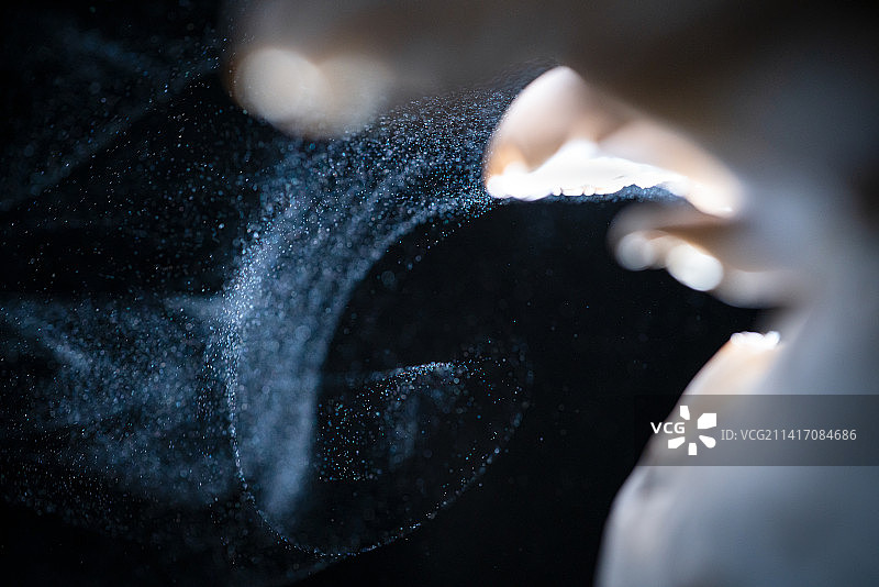 蘑菇孢子粉喷发图片素材