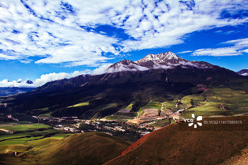 青海祁连县卓尔山油菜花海景区图片素材